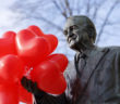 Bronzestatue zeigt Johannes Rau, neben ihm sind herzförmige rote Luftballons. Bildrechte: ddp/Geisler/Christoph Hardt