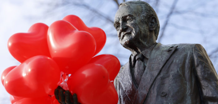 Bronzestatue zeigt Johannes Rau, neben ihm sind herzförmige rote Luftballons. Bildrechte: ddp/Geisler/Christoph Hardt