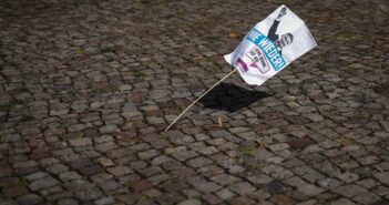 Zerknülltes Protestplakat nach dem AfD-Parteitag in Magdenburg 2023 (Foto: AFP)